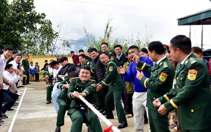 Thi kéo co thu hút đông đảo cán bộ, chiến sĩ và nhân dân tham gia, tạo nên không khí vui tươi, thắm tình quân - dân. Ảnh: TTXVN phát