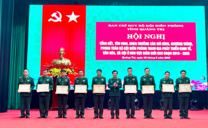8 tập thể và 38 cá nhân có thành tích xuất sắc trong tổ chức thực hiện các mô hình, chương trình, phong trào Bộ đội Biên phòng tham gia phát triển kinh tế, văn hóa, xã hội ở khu vực biên giới vinh dự được nhận Bằng khen của Bộ Tư lệnh Bộ đội Biên phòng.