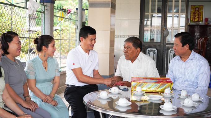 Phó Chủ tịch UBND tỉnh Tây Ninh Phạm Tấn Hòa thăm hỏi, động viên gia đình thương binh trên địa bàn xã Ninh Điền. Ảnh: Minh Phú/TTVXN