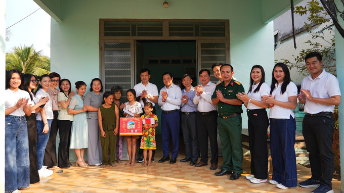 Đoàn công tác thăm, tặng quà hộ nghèo và gia đình chính sách nhân dịp Tết Nguyên đán Bính Ngọ 2026. Ảnh: Minh Phú/TTVXN