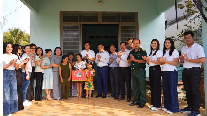 Đoàn công tác thăm, tặng quà hộ nghèo và gia đình chính sách nhân dịp Tết Nguyên đán Bính Ngọ 2026. Ảnh: Minh Phú/TTVXN