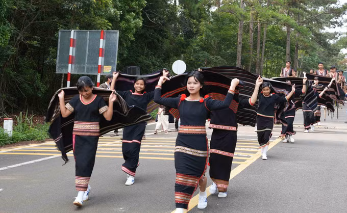 Lễ hội đường phố Măng Đen – Bản giao hưởng đại ngàn do hơn 300 nghệ nhân và người dân trên địa bàn xã thực hiện.