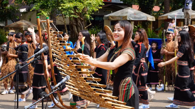 Lễ hội đường phố Măng Đen – Bản giao hưởng đại ngàn do hơn 300 nghệ nhân và người dân trên địa bàn xã thực hiện.