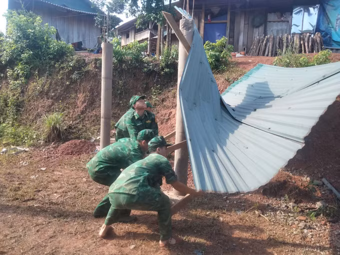 Đồn Biên phòng Ba Nang đã điều động 12 cán bộ, chiến sĩ xuống địa bàn hỗ trợ người dân khắc phục hậu quả. Ảnh: TTXVN phát