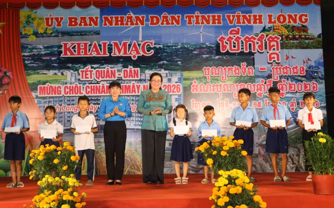 Ban tổ chức trao học bổng cho học sinh vượt khó học giỏi.