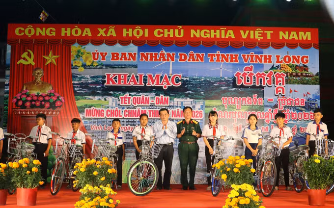 Ban tổ chức trao xe đạp cho các học sinh vượt khó học giỏi tại chương trình.