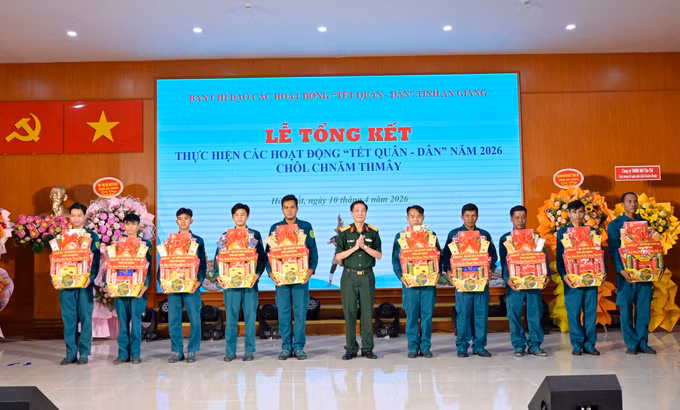 Đại tá Cao Minh Tâm, Phó Chính ủy Bộ Chỉ huy Quân sự tỉnh An Giang trao quà cho dân quân tự vệ xã Hòn Đất.