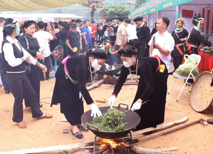 Các nghệ nhân với sự khéo léo, kinh nghiệm sao chè thủ công, tạo nên nét đặc trưng riêng của vùng chè Cao Bồ.