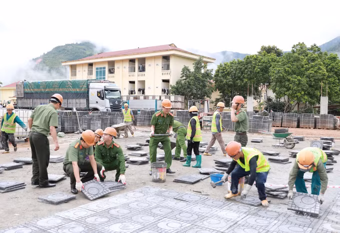 Cán bộ chiến sĩ cùng các lực lượng đóng trên địa bàn ra quân thực hiện chiến dịch cao điểm 100 ngày đêm hỗ trợ xây dựng các trường PTNT Tiểu học và THCS tại xã Pa Tần.