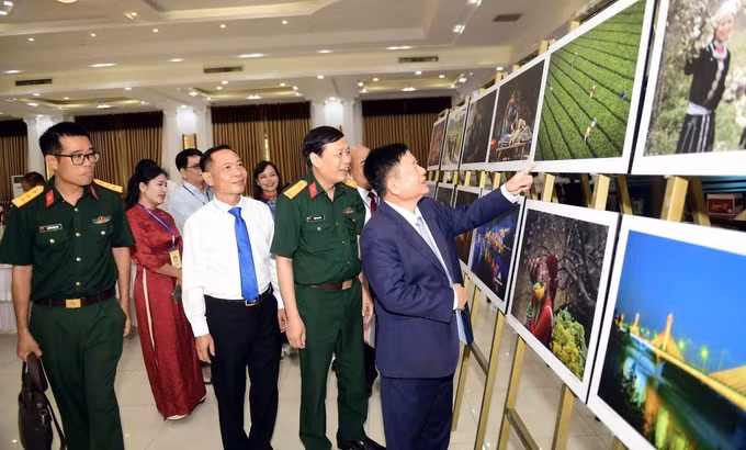 Các đại biểu tham quan các tác phẩm do hội viên Hội Văn học Nghệ thuật tỉnh Tuyên Quang sáng tác.