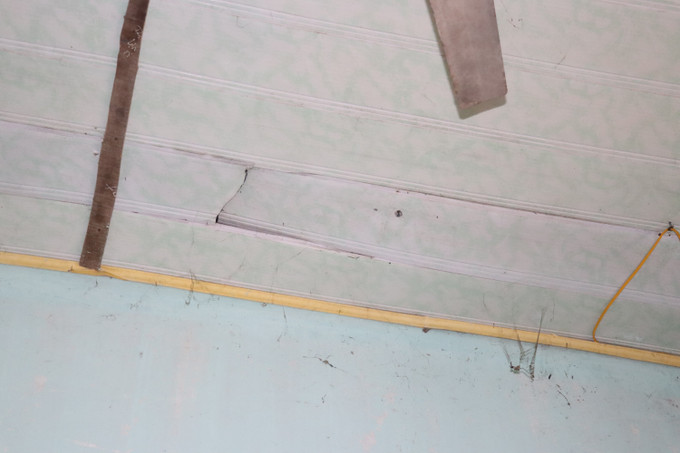 Khu vực trần nhà nội trú đều đã bị ẩm mốc, nứt gãy nhiều vị trí.