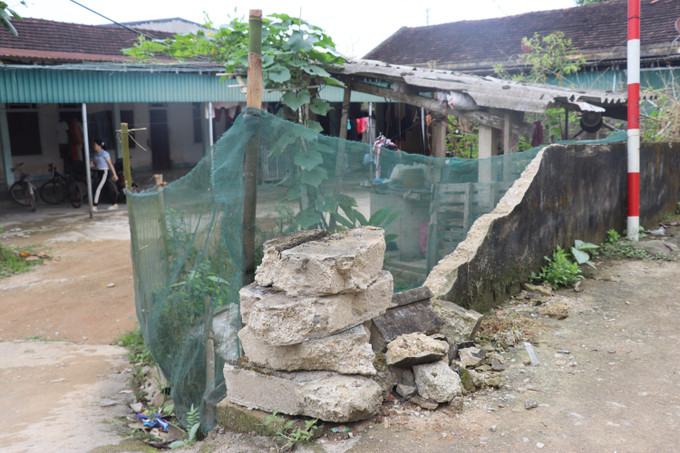 Các mảng tường rào khu nhà nội trú đã bị đổ sập, nền sân thấp nên mùa mưa lũ đều bị ngập sâu.