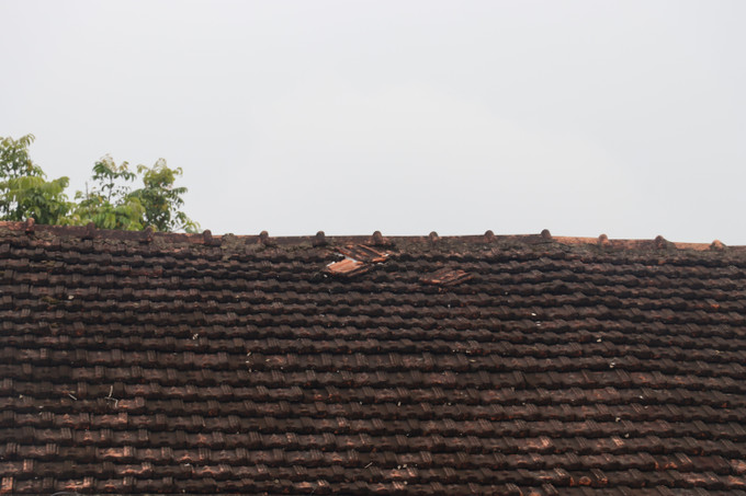 Mái nhà khu nội trú của Trường THCS xã Hà Linh bị hư hỏng, thấm dột nhiều nơi.