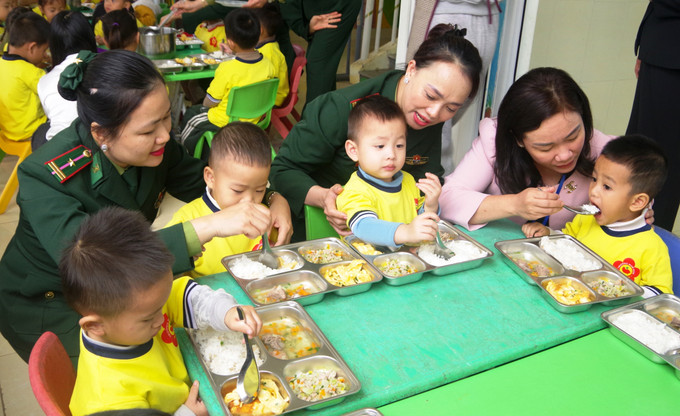 Những phần cơm ấm nóng, đảm bảo dinh dưỡng được cán bộ phụ nữ Biên phòng dành tặng các em nhỏ tại Trường Mầm non Hóa Hợp, điểm trường Lâm Sum, xã Kim Điền, tỉnh Quảng Trị.