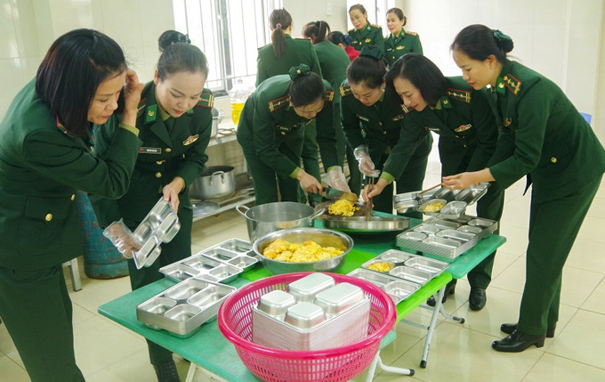 Các cán bộ chiến sĩ Biên phòng tự tay chuẩn bị các phần cơm ấm nóng, đảm bảo dinh dưỡng tặng các em Trường Mầm non Hóa Hợp, điểm trường Lâm Sum (xã Kim Điền, tỉnh Quảng Trị).