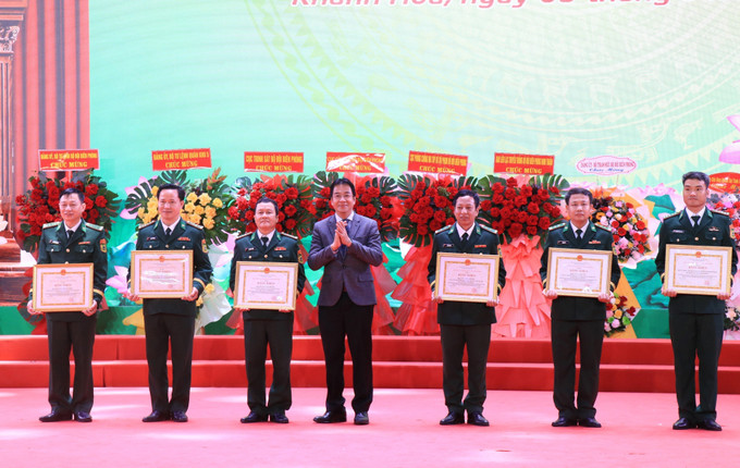 Ông Nguyễn Long Biên, Phó Chủ tịch Thường trực UBND tỉnh Khánh Hòa tặng Bằng khen cho các tập thể, cá nhân có thành tích xuất sắc trong công tác biên phòng và xây dựng lực lượng. Ảnh: Phan Sáu - TTXVN