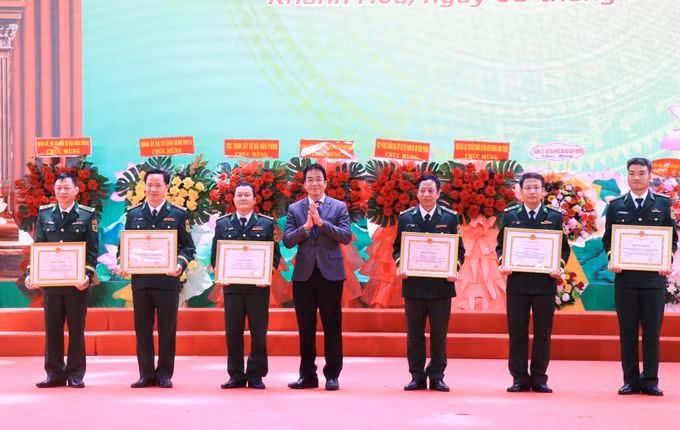 Ông Nguyễn Long Biên, Phó Chủ tịch Thường trực UBND tỉnh Khánh Hòa tặng Bằng khen cho các tập thể, cá nhân có thành tích xuất sắc trong công tác biên phòng và xây dựng lực lượng. Ảnh: Phan Sáu - TTXVN