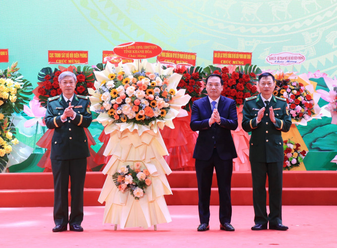 Thường trực Tỉnh ủy Khánh Hòa tặng hoa chúc mừng đơn vị Ban chỉ huy Bộ đội Biên phòng (BĐBP) tỉnh Khánh Hòa. Ảnh: Phan Sáu - TTXVN