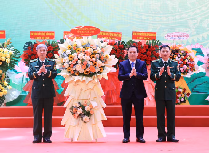 Thường trực Tỉnh ủy Khánh Hòa tặng hoa chúc mừng đơn vị Ban chỉ huy Bộ đội Biên phòng (BĐBP) tỉnh Khánh Hòa. Ảnh: Phan Sáu - TTXVN