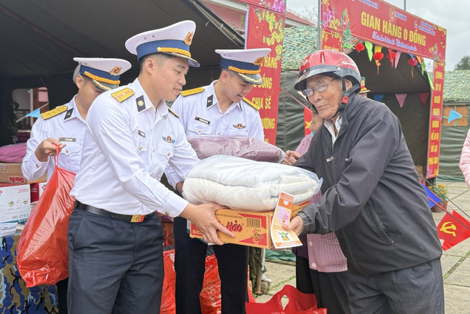 Người dân xã Hòa Thịnh được các đơn vị trao quà Tết.