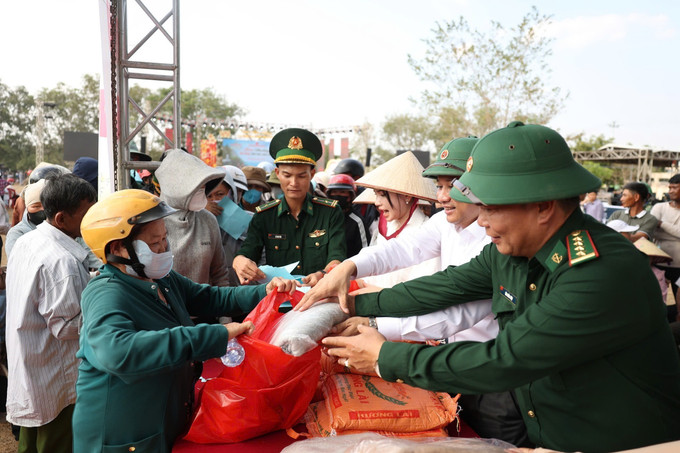 Tặng quà thiết yếu cho người dân xã biên giới Buôn Đôn.