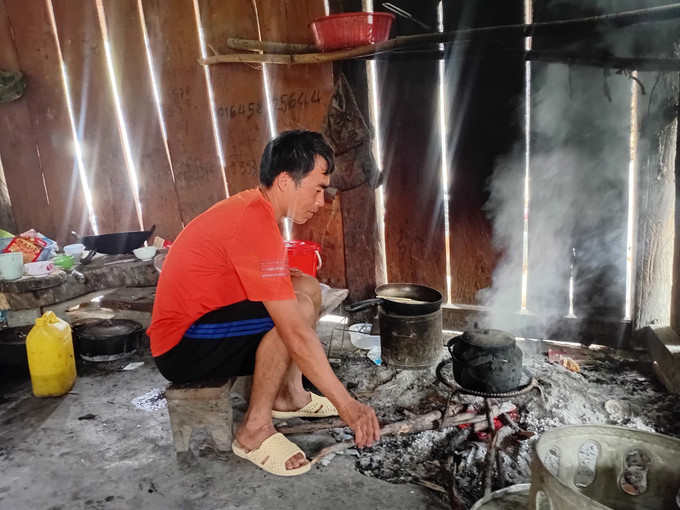Gia đình anh Thảo A Phừ, bản Sa Lung, xã miền núi Mường Lý chưa được sử dụng điện lưới, phải nấu cơm bằng bếp củi, thắp đèn pin.