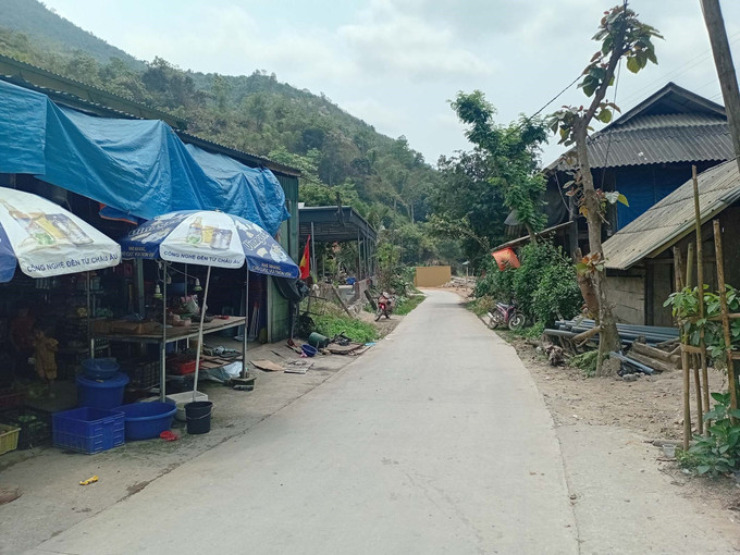 Nhiều hộ dân bản Trung tiến, xã miền núi Mường Lý chưa được sử dụng điện lưới.