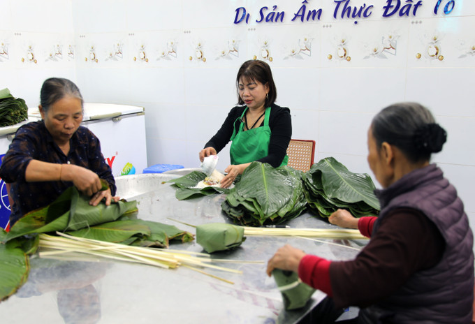 Chị Nguyễn Thị Minh Ảnh (giữa), người nhiều năm tham gia Hội thi gói bánh chưng tại Khu di tích lịch sử Đền Hùng, luôn tự hào gìn giữ nghề truyền thống của quê hương.