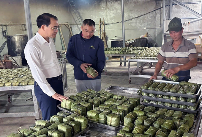 Bánh chưng của Hợp tác xã Nông thương Đất Tổ được nấu liên tục từ 10 - 12 giờ bằng bếp củi truyền thống, sau đó ép khuôn cẩn thận để giữ dáng vuông vức, chắc tay.