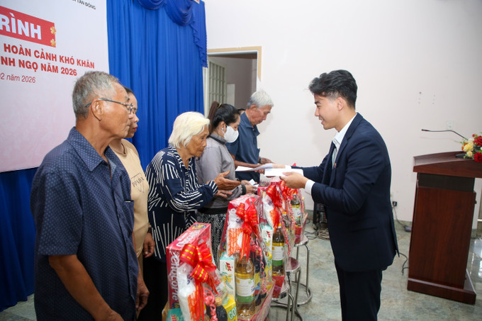 Người xã biên giới Tân Đông phấn khởi đón nhận những phần quà nghĩa tình trước thềm năm mới.