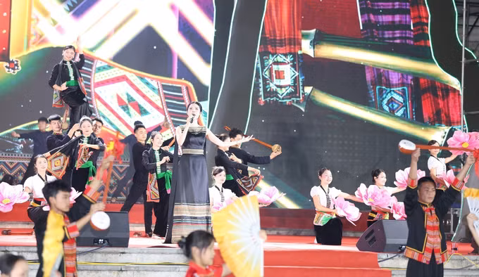 Chương trình nghệ thuật khai mạc với chủ đề “Sa Pa – Xứ sở tình yêu”. Ảnh: Hương Thu/TTXVN