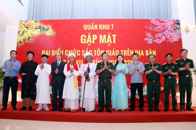 Trung tướng Trần Vinh Ngọc, Bí thư Đảng ủy, Chính ủy Quân khu 7 và Thiếu tướng Trần Chí Tâm, Phó Chính ủy Quân khu 7 cùng đại biểu chức sắc tôn giáo các địa phương tại buổi gặp mặt.