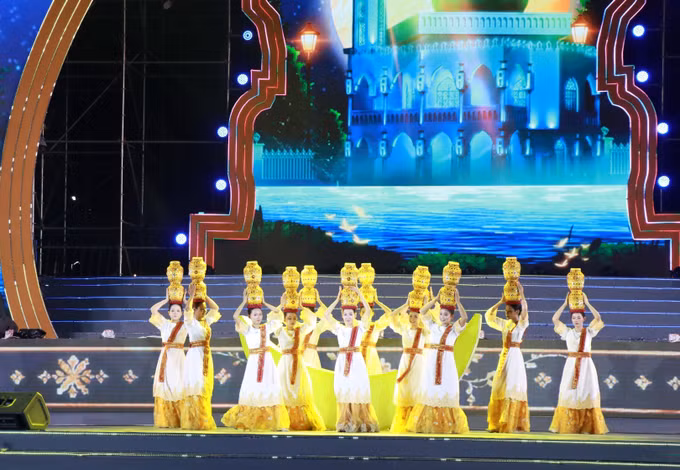 Tiết mục múa do đoàn nghệ thuật quần chúng đoàn Thành phố Hồ Chí Minh biểu diễn. Ảnh: Phan Sáu/TTXVN