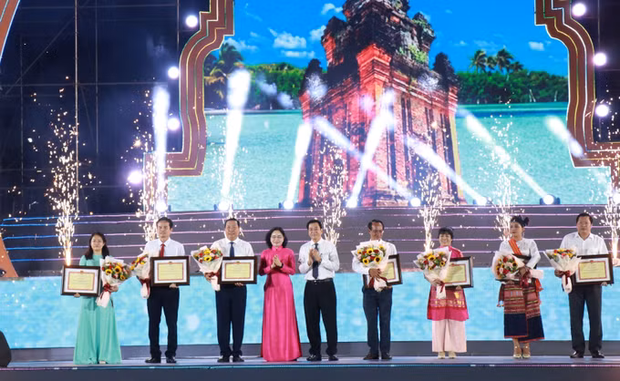 Ban tổ chức trao tặng Bằng khen cho đoàn nghệ nhân, diễn viên quần chúng dân tộc Chăm 7 tỉnh, thành phố. Ảnh: Phan Sáu/TTXVN