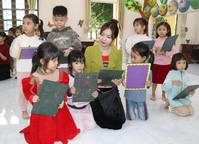 Đảng viên là người dân tộc Mường xã Phú Long, tỉnh Ninh Bình luôn gương mẫu đi đầu trong công việc.