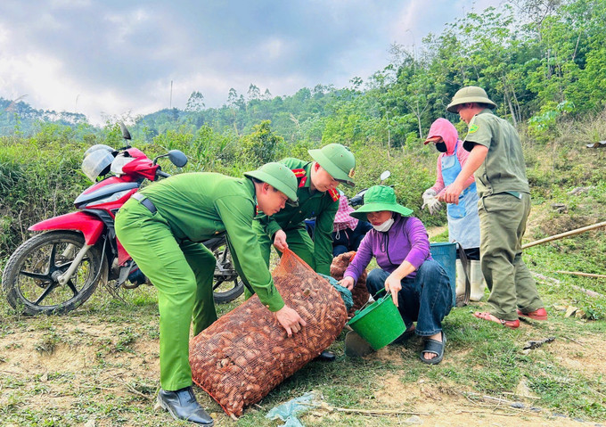 Công an xã Cán Tỷ hỗ trợ người dân vận chuyển giống khoai sọ đến nương, chuẩn bị gieo trồng. Ảnh: TTXVN phát