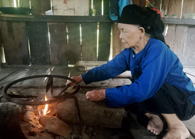 Bà Lý Thị Xoa, mẹ liệt sĩ Lý Văn Thàng, vẫn ngóng chờ tin người con trai đã hy sinh 45 năm trước.