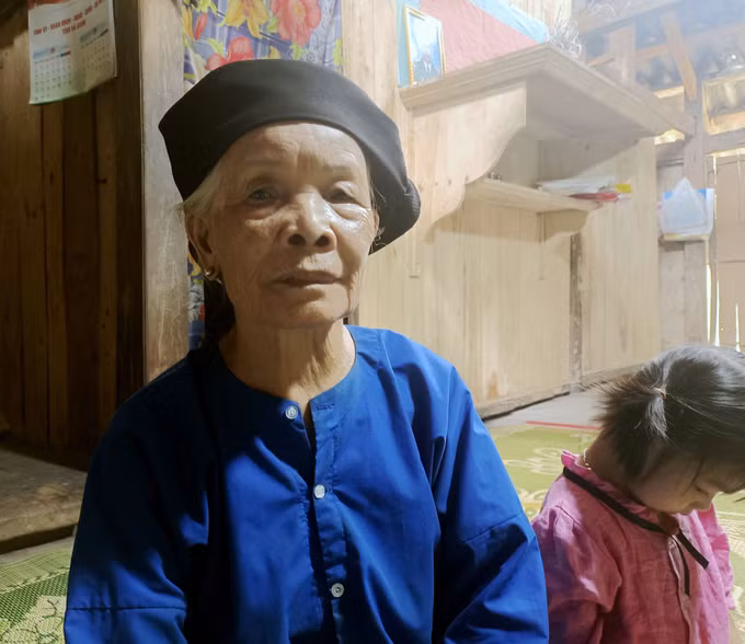 Tuổi cao, sức yếu, bà Lý Thị Xoa vẫn đau đáu mong ngày tìm thấy hài cốt con trai là liệt sĩ Lý Văn Thàng.