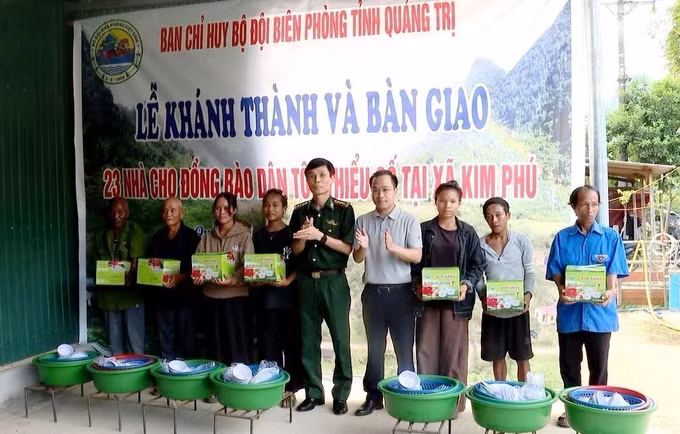 Chương trình góp phần giúp các hộ dân vùng biên ổn định cuộc sống, củng cố khối đại đoàn kết toàn dân tộc, tăng cường mối quan hệ gắn bó quân - dân nơi biên giới. Ảnh: TTXVN phát
