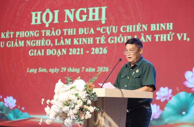 Cựu chiến binh Hoàng Quang Trung, thôn Lao Động, xã Lộc Bình trình bày tham luận.