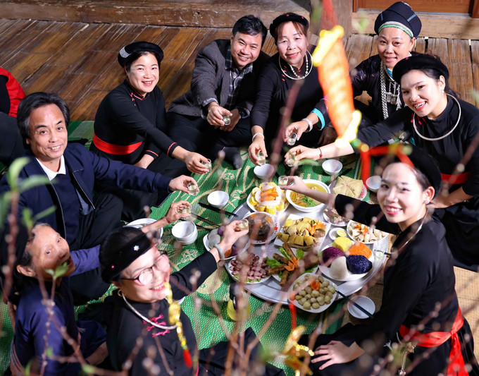 Bữa cơm tất niên năm nay của gia đình ông Hà Doãn Thuyên, thôn Làng Ải, xã Chiêm Hoá (Tuyên Quang) trở nên rộn ràng, ấm áp hơn bao giờ hết khi có sự chung vui cùng đoàn công tác trong BTC chương trình Tết đồng bào 2026.