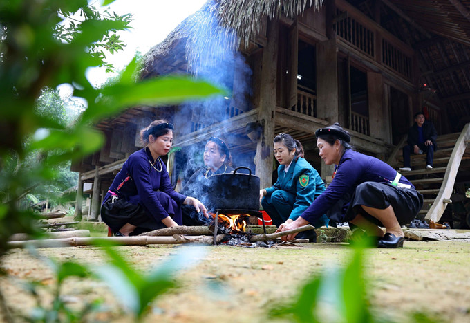 Hơi ấm Tết đoàn viên được lan tỏa từ bếp lửa nấu bánh chưng bên mái nhà sàn.