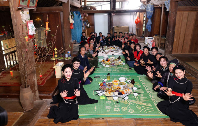 Bữa cơm tất niên năm nay của gia đình ông Hà Doãn Thuyên, thôn Làng Ải, xã Chiêm Hoá (Tuyên Quang) trở nên rộn ràng, ấm áp hơn bao giờ hết khi có sự chung vui cùng đoàn công tác trong BTC chương trình Tết đồng bào 2026.