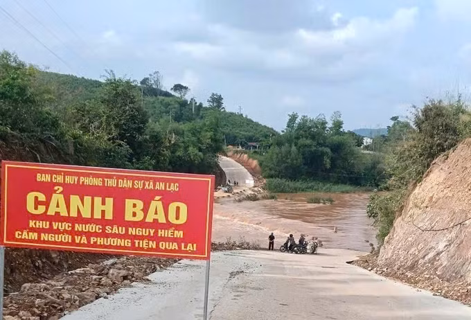 Lực lượng chức năng tổ chức cắm biển cảnh báo, bố trí chốt trực tại khu vực ngầm. Ảnh: TTXVN phat