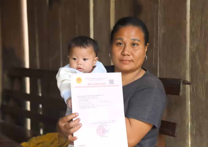 Từ tháng 7/2025, sau hàng trăm năm định cư, lập bản ở nơi “sơn cùng, thủy tận”, hằng trăm người dân dân tộc Đan Lai ở 2 bản Búng, Cò Phạt (xã Môn Sơn, tỉnh Nghệ An) được cấp Giấy chứng nhận quyền sử dụng đất (về nhà ở và đất canh tác), mở ra một hành trình an cư giữa đại ngàn.