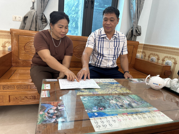 Cán bộ xã Đạo Trù hướng dẫn bà Tôn Thị Chín tiếp cận nguồn vốn vay chính sách để phát triển kinh tế gia đình.