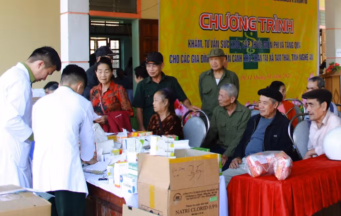 Việc các bác sĩ quân y về tận nơi thăm khám, cấp thuốc miễn phí đã giúp người dân giảm bớt gánh nặng, yên tâm hơn trong việc chăm sóc sức khỏe.