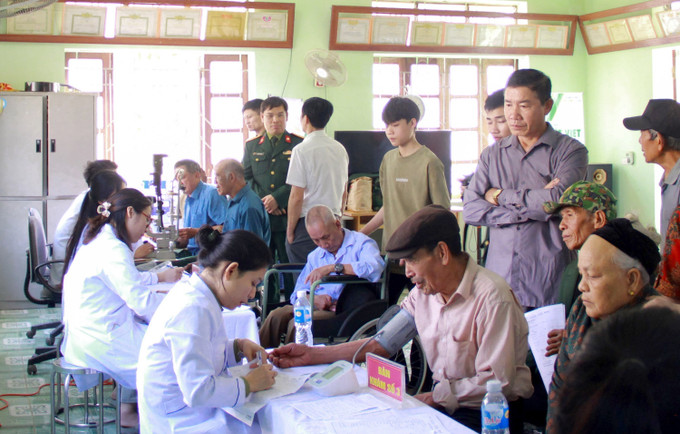 Việc khám và cấp thuốc miễn phí không chỉ giúp đồng bào nơi đây vơi bớt khó khăn mà còn mang lại niềm tin, sự an tâm.