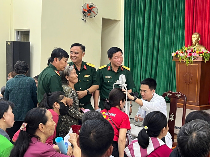 Đại biểu thăm hỏi, chúc Tết người dân tại chương trình. Ảnh: TTXVN phát