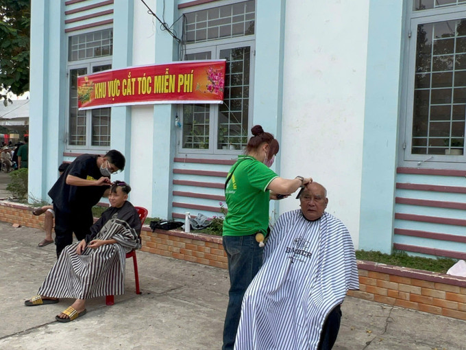 Đoàn từ thiện cắt tóc cho người dân tại chương trình. Ảnh: TTXVN phát